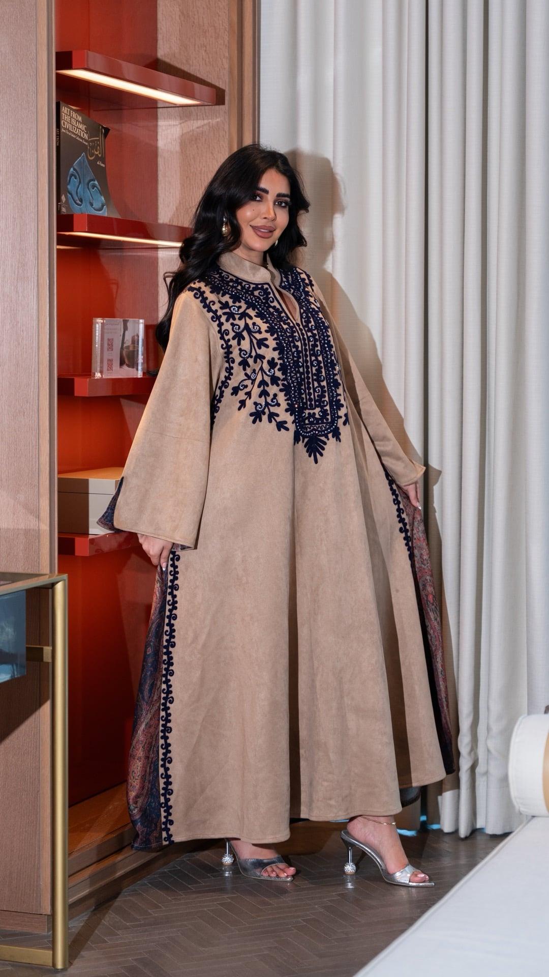 جلابية شتوية بلون بيج مطرزة بكحلي