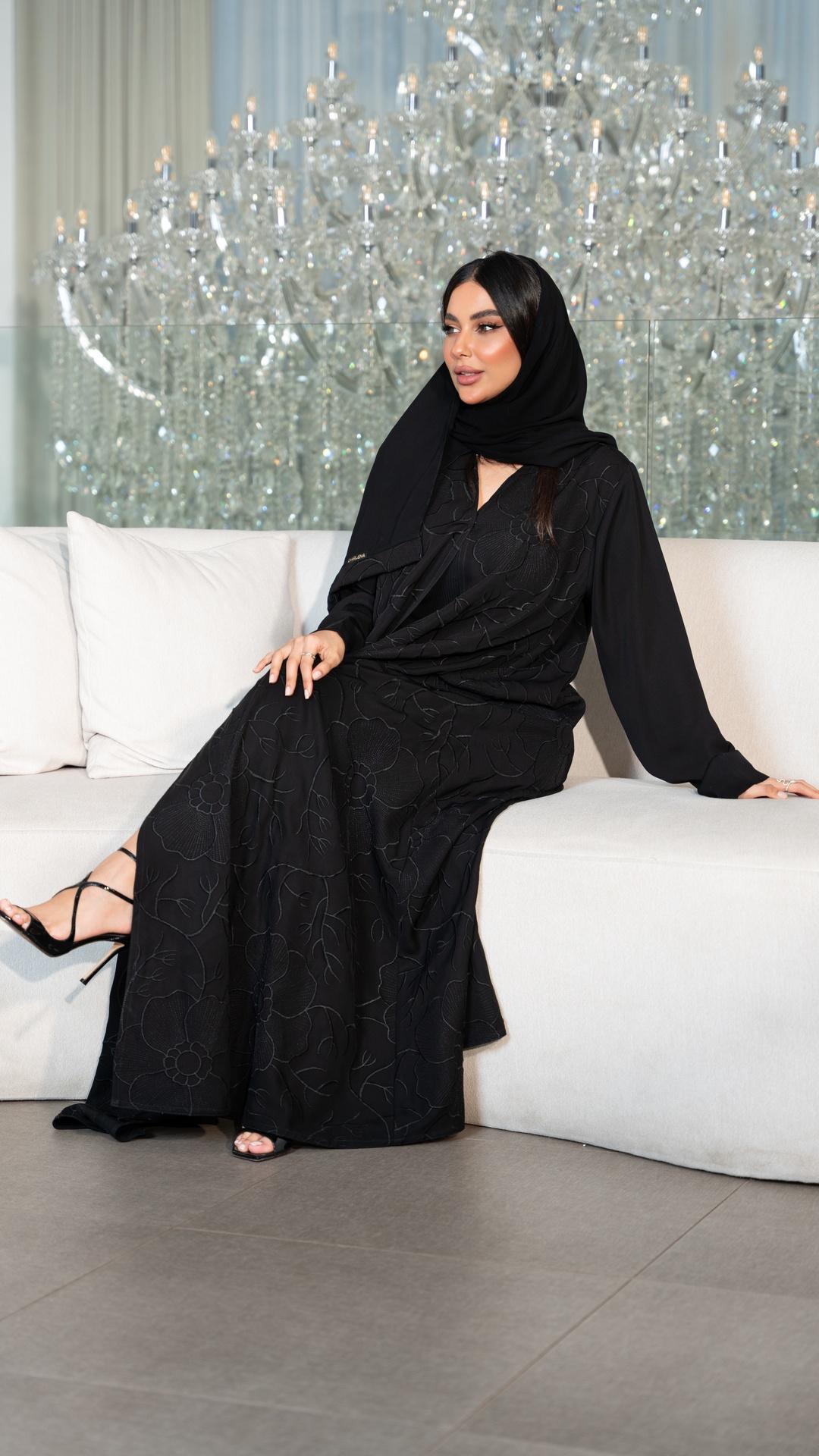 عباية مطرزة بالكامل والاكمام سادة