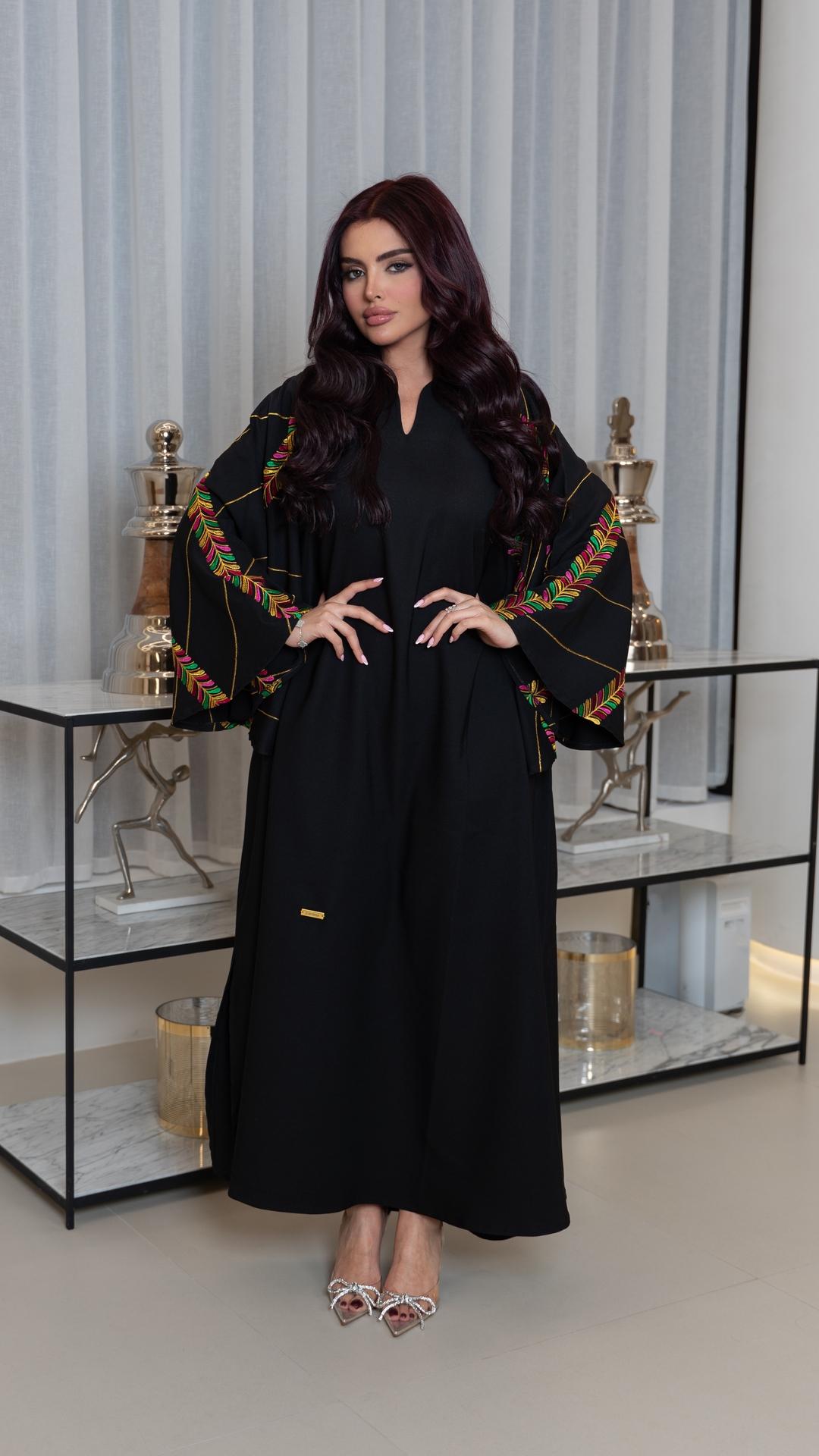 جلابية باكمام كلوش مطرزة