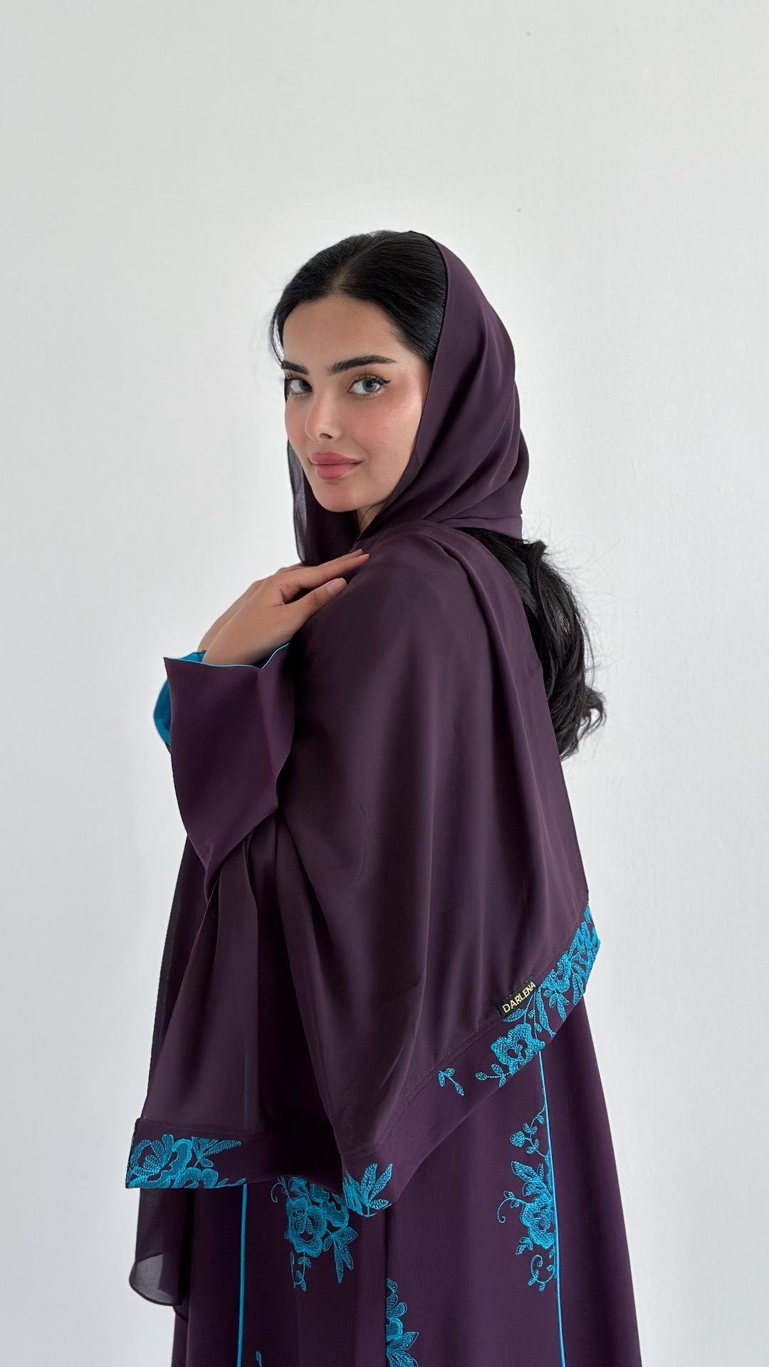 عباية بنفسجي مطرزة بسماوي