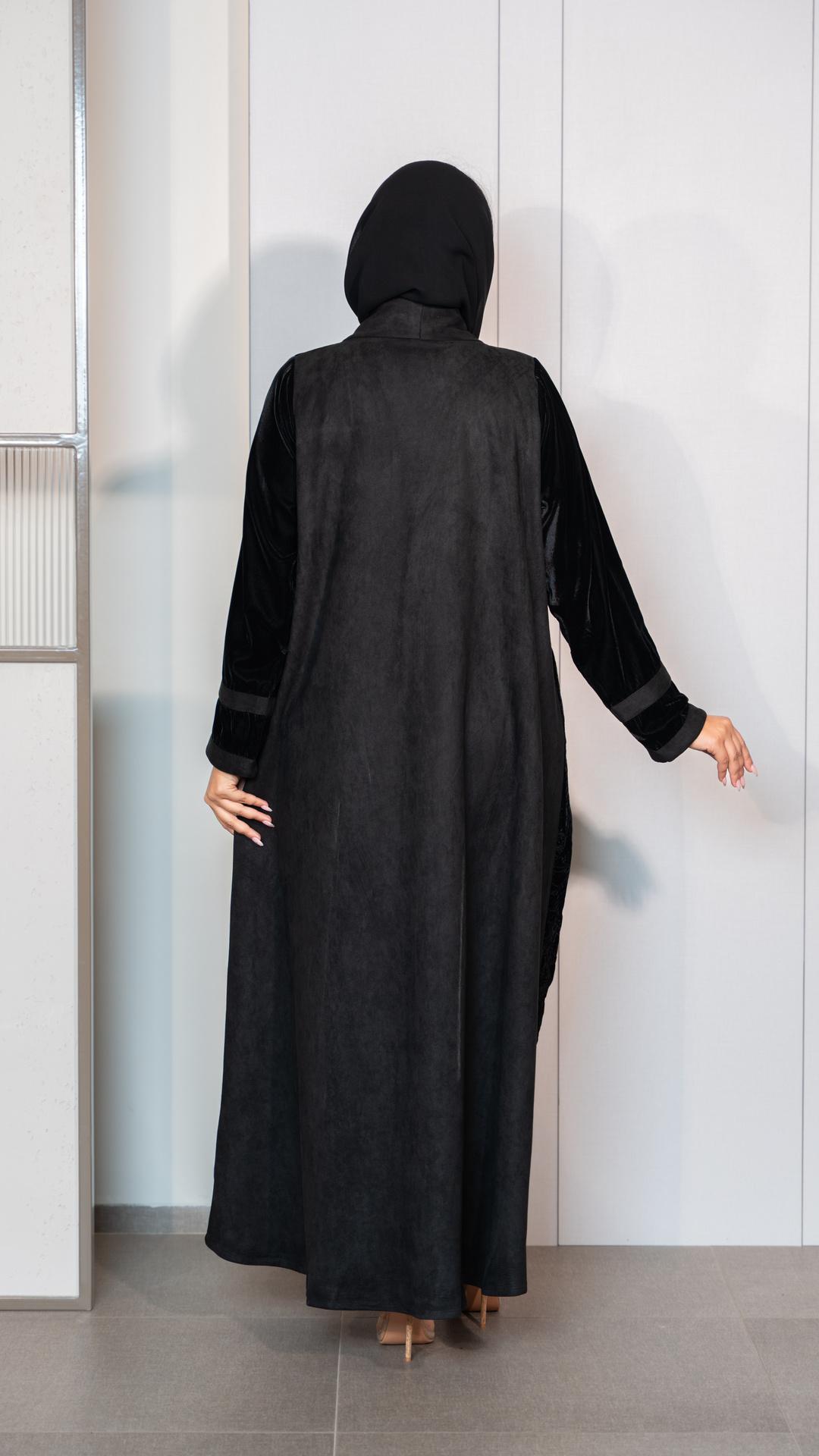 عباية مخمل مطرزة بورد