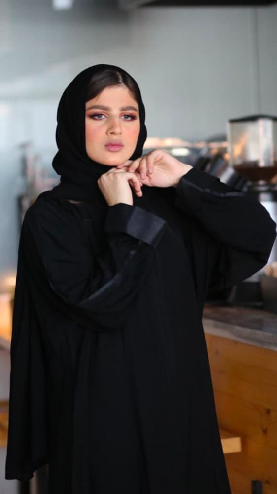 عبايه بأكمام من الشانتون