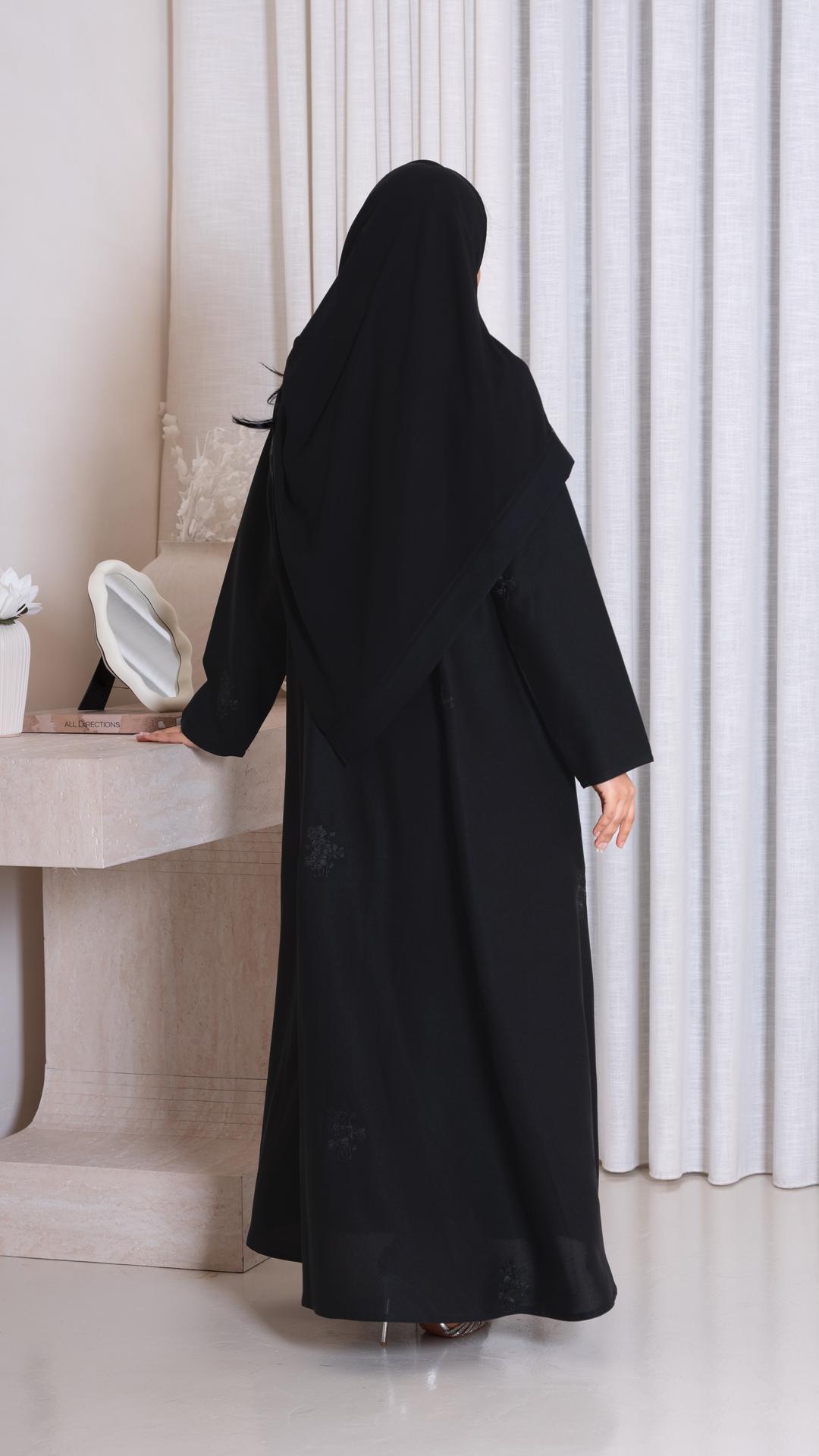 عباية بقصة بليزر مطرزة