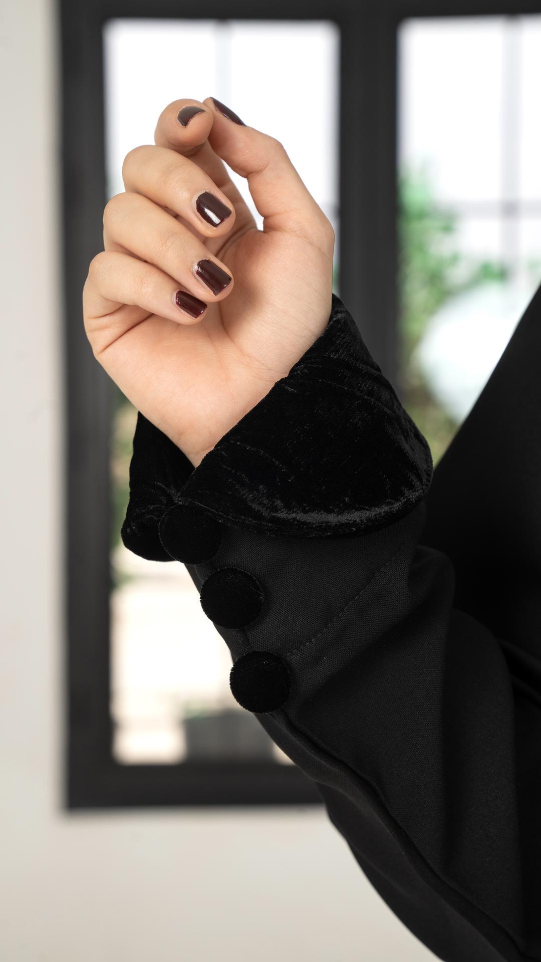 عباية شتوية مزينة بأزرة مخمل