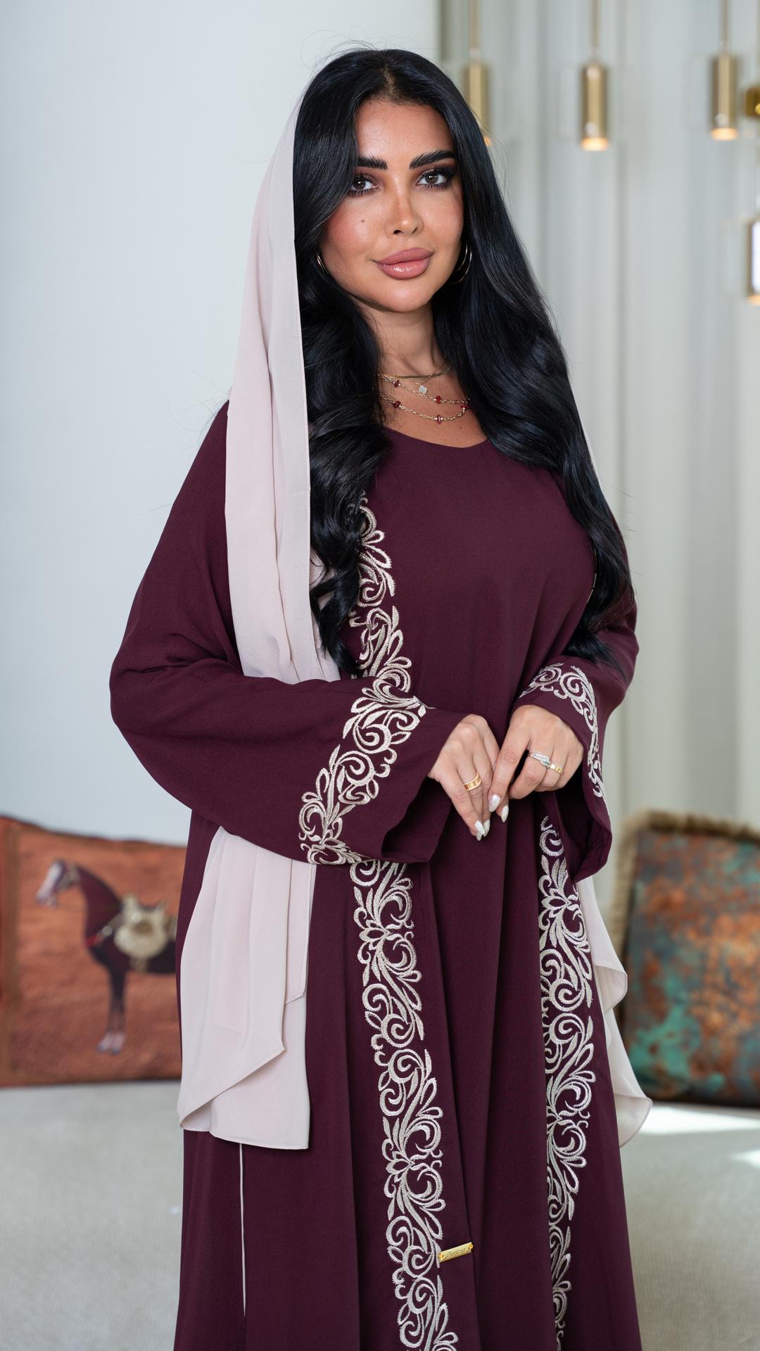 جلابية مطرزة مع طرحة