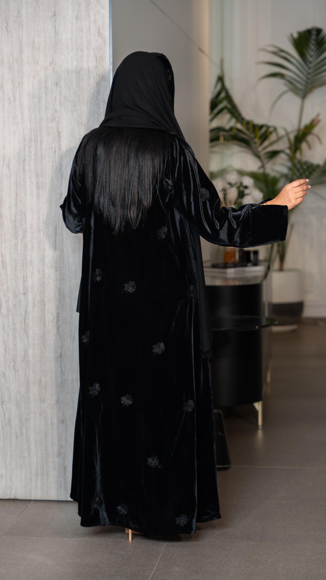 عباية شتوية مخمل بتطريز ورد