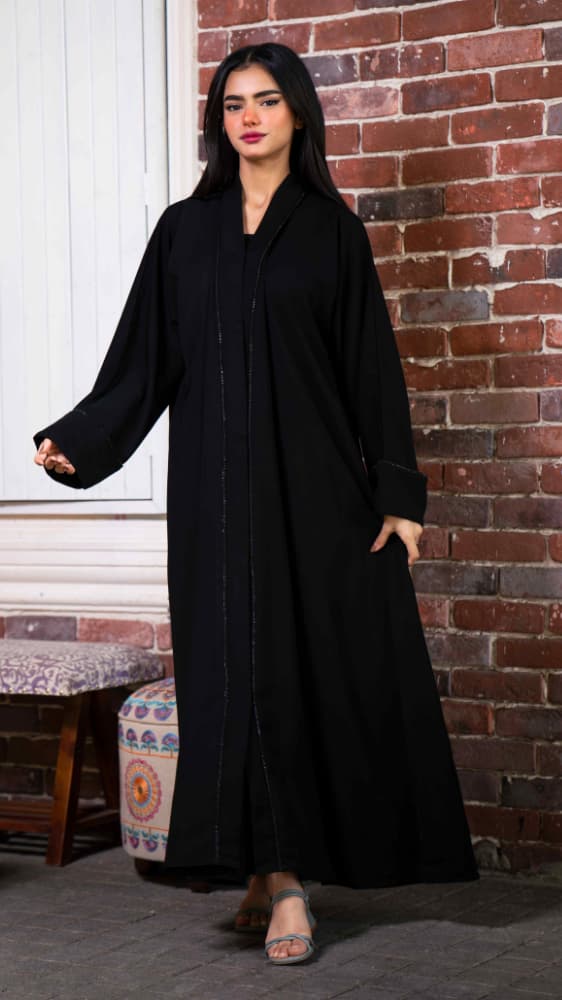 عباية بشريط أسود