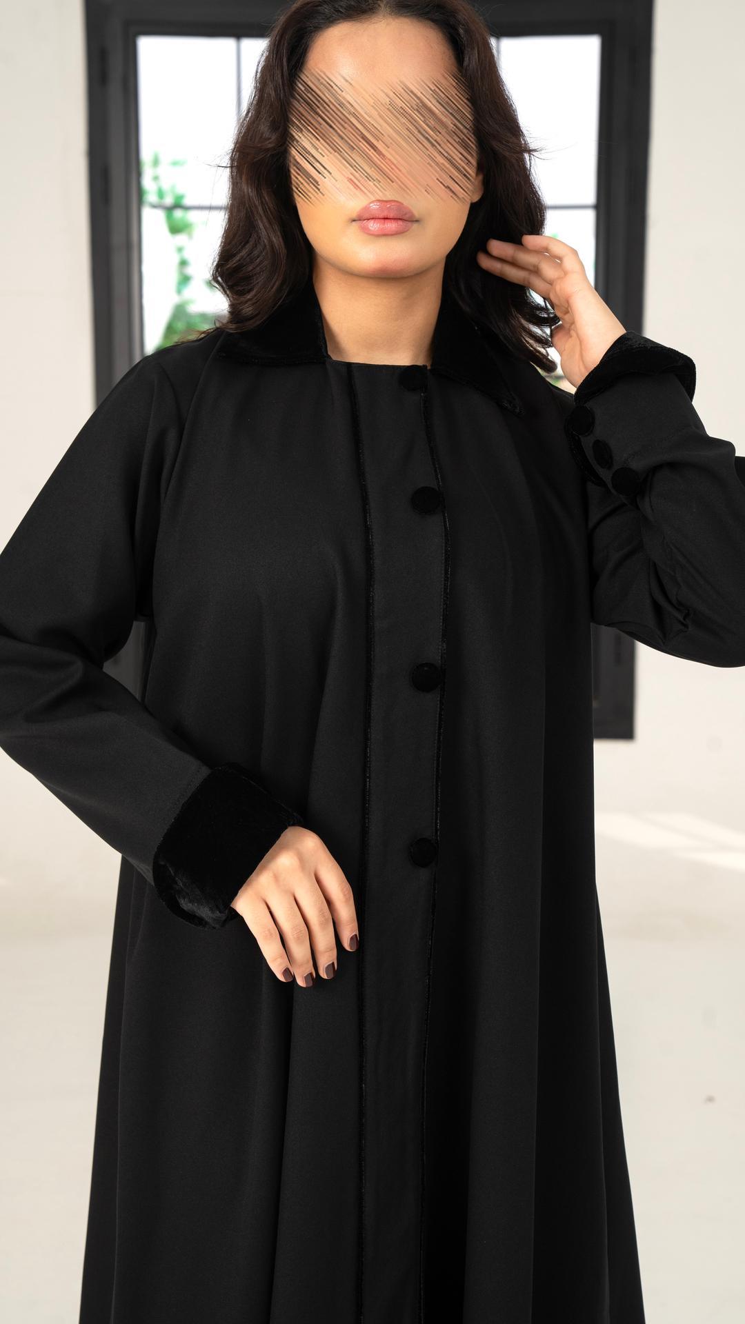 عباية شتوية مزينة بأزرة مخمل