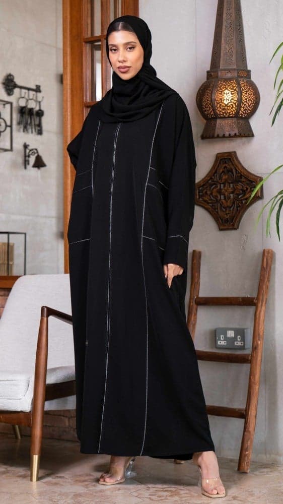 عباية بتصميم قصات باللون الابيض