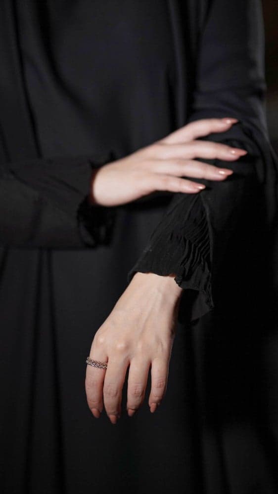 عباية رأس بأكمام مكسرة