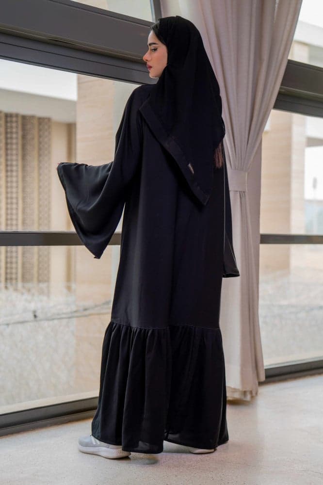 عبايه بكسرات ناعمه من الاسفل