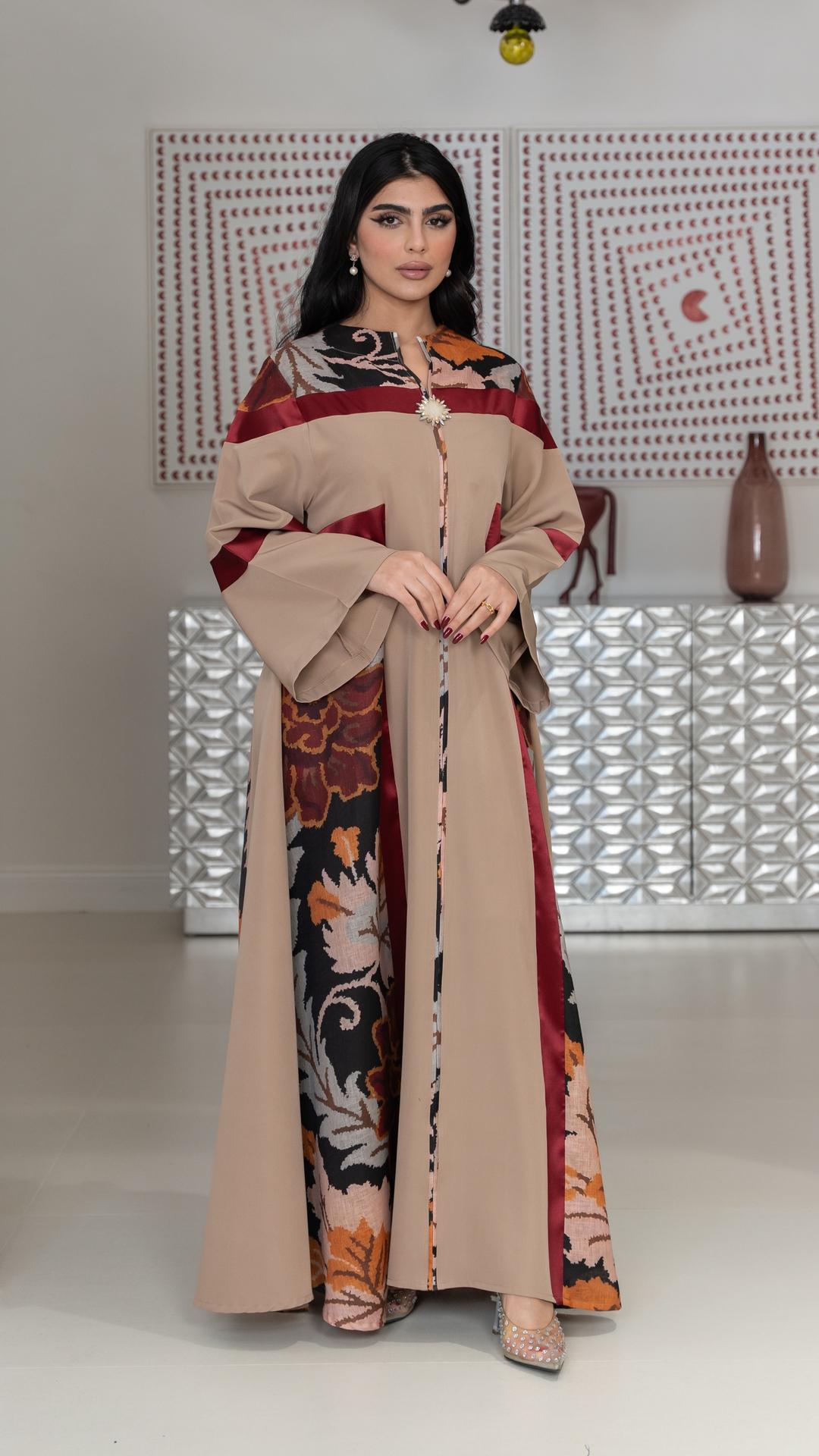 جلابية بيج ببروش على الصدر