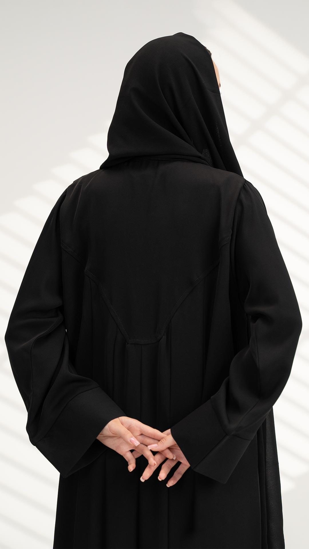 عباية بياقة وقصة ناعمة من الخلف