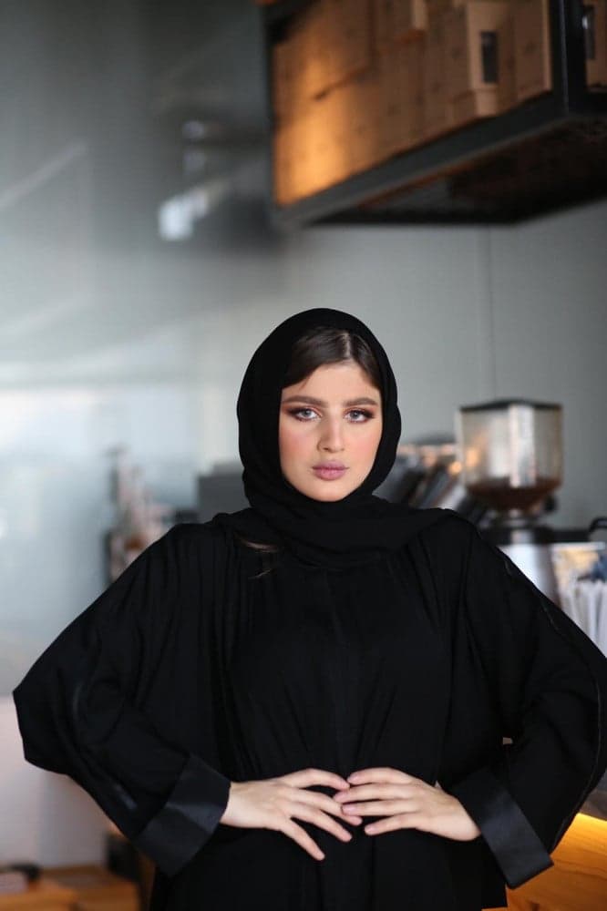 عبايه بأكمام من الشانتون