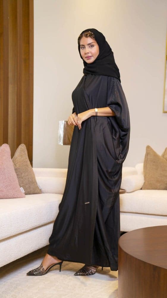 عباية بشت باكمام مزينة بفصوص