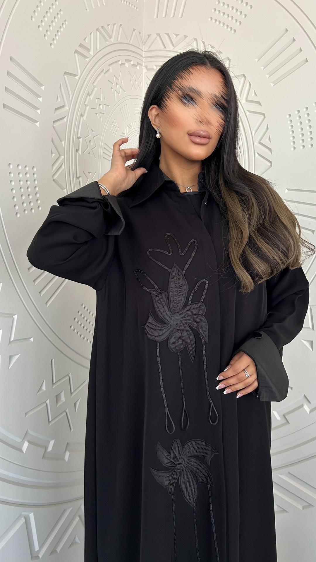 عباية كريب ملكي بتطريز بارز من الجنب