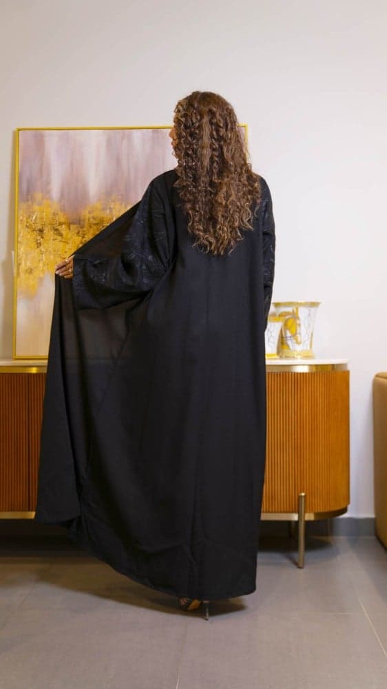 عباية سوداء باكمام مطرزة