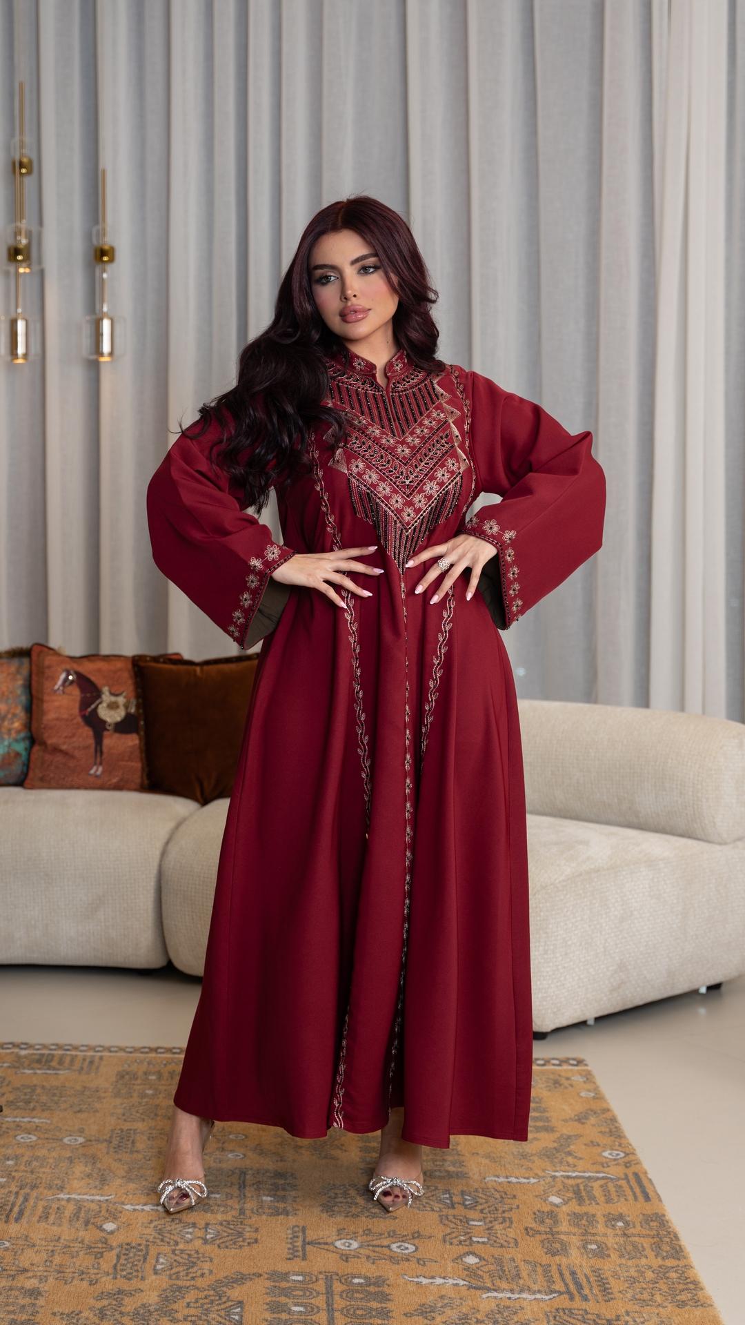 جلابية مطرزة بالخرز لون عنابي