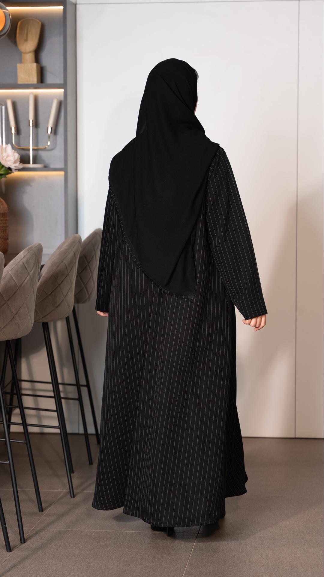 بليزر اسود مقلم بأبيض