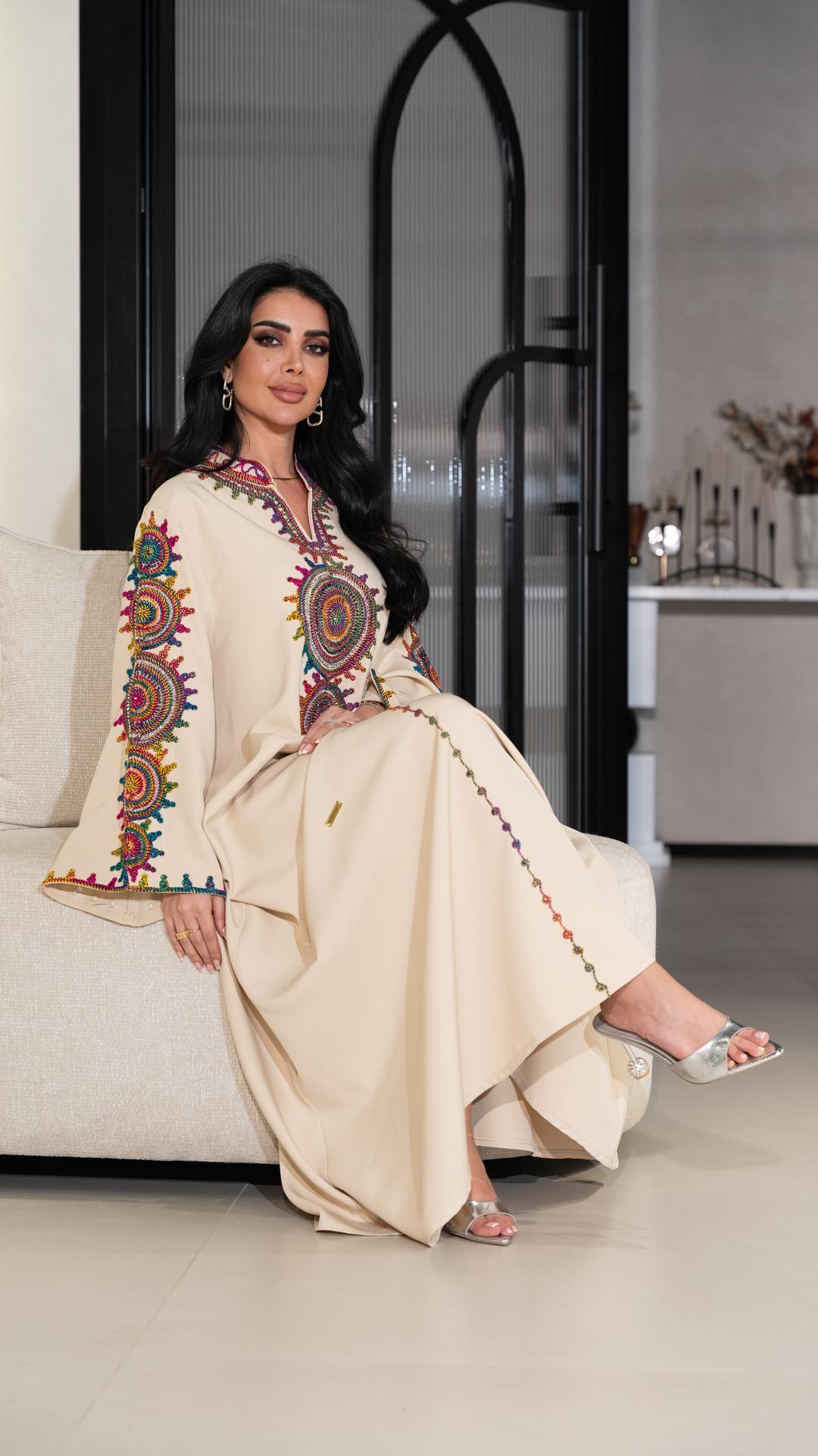 جلابية بيج بتطريز ملون