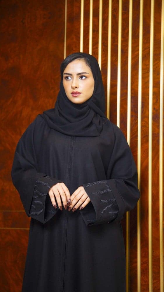 عباية مع 3 اكمام مطرزة