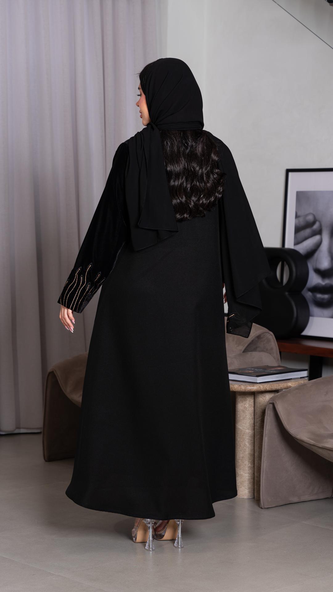 عباية مخمل باكمام مطرزة
