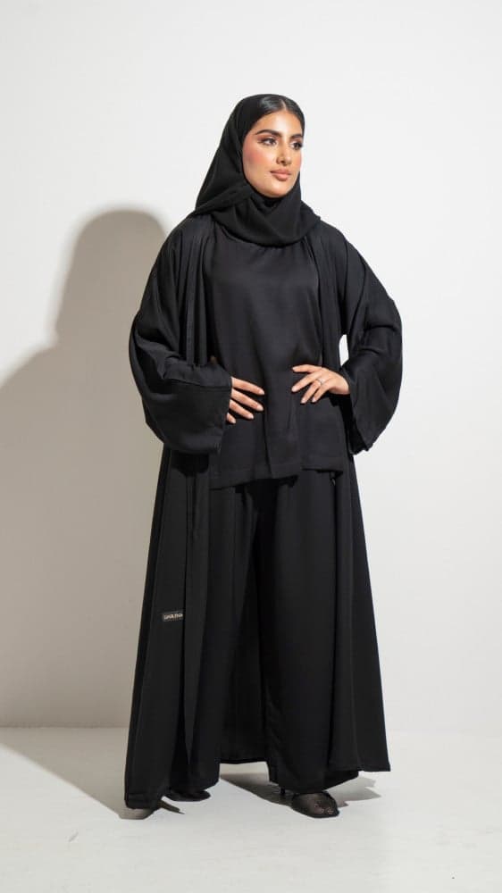 عباية ببنطلون وبلوزة