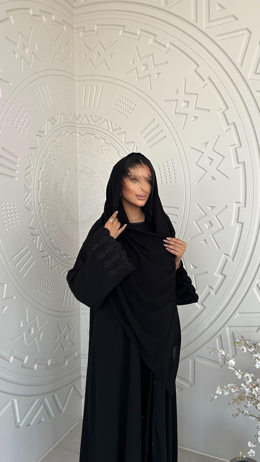 عباية باكمام مطرزة