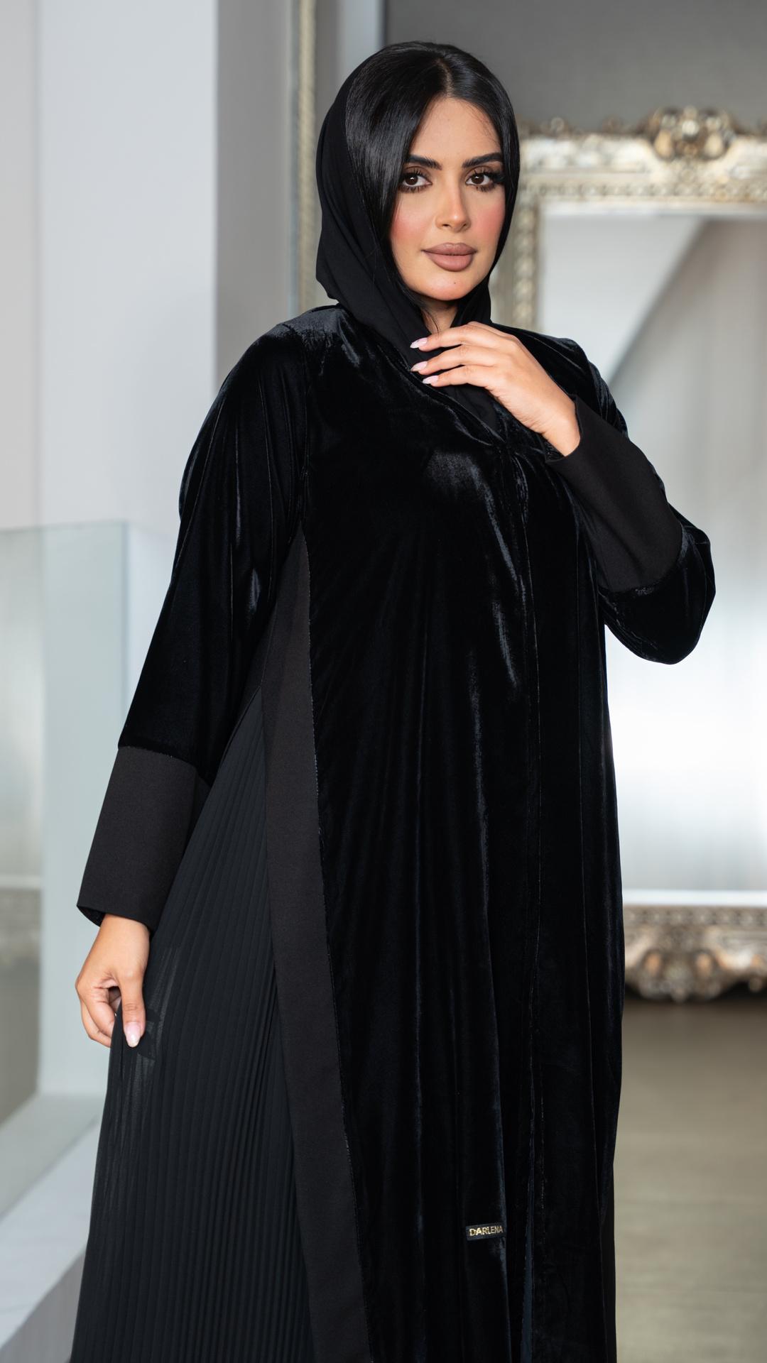 عباية مخمل بكسرات بالجوانب