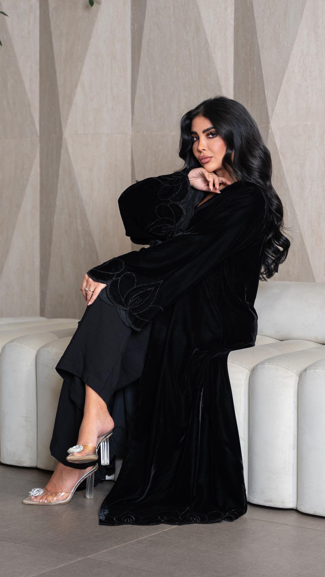عباية مخمل مطرزة بخرز