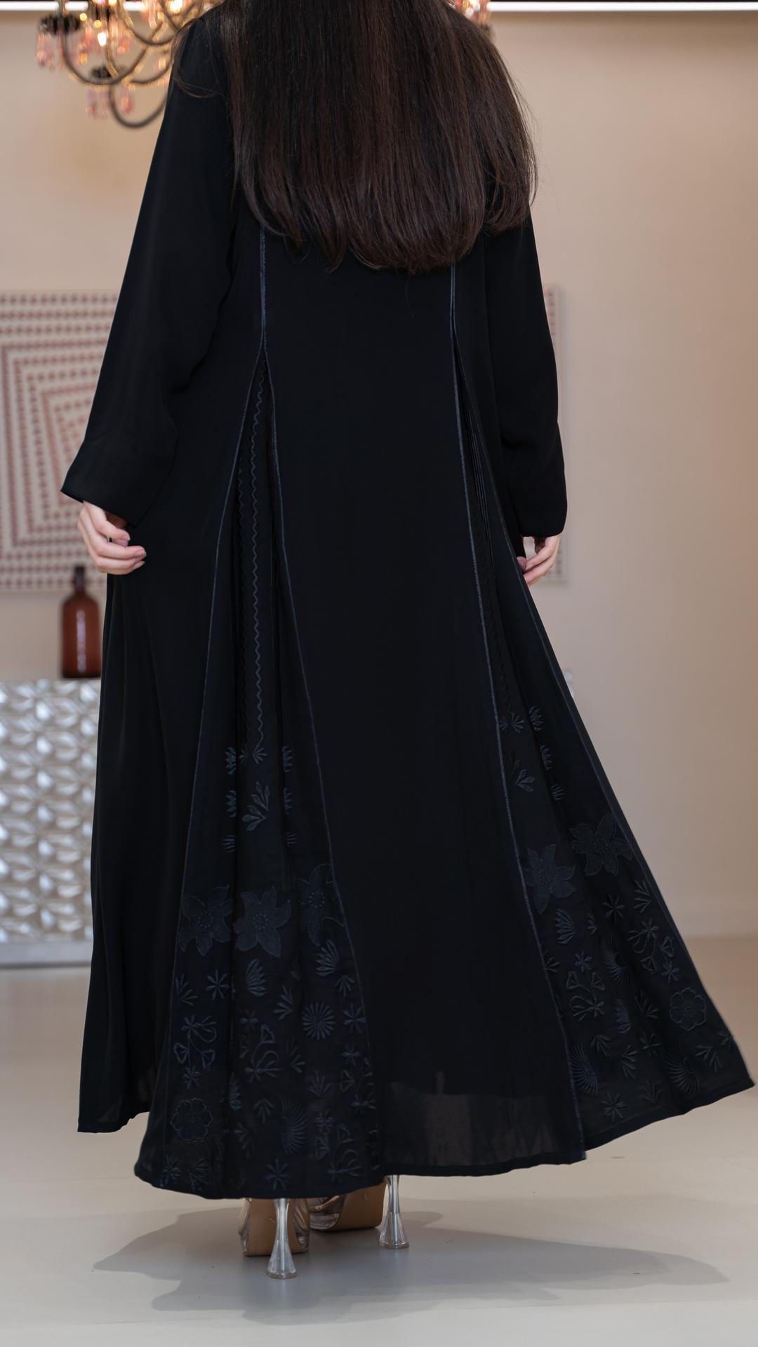 عباية كلوش بكسرات مطرزة