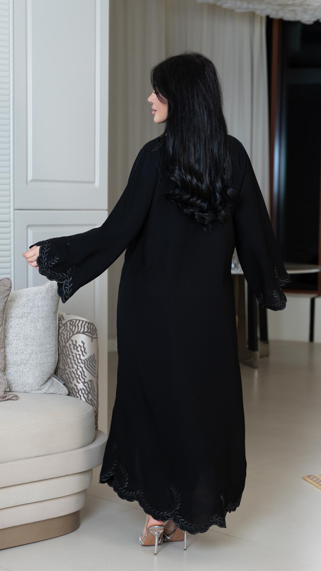 عباية مطرزه على الجوانب