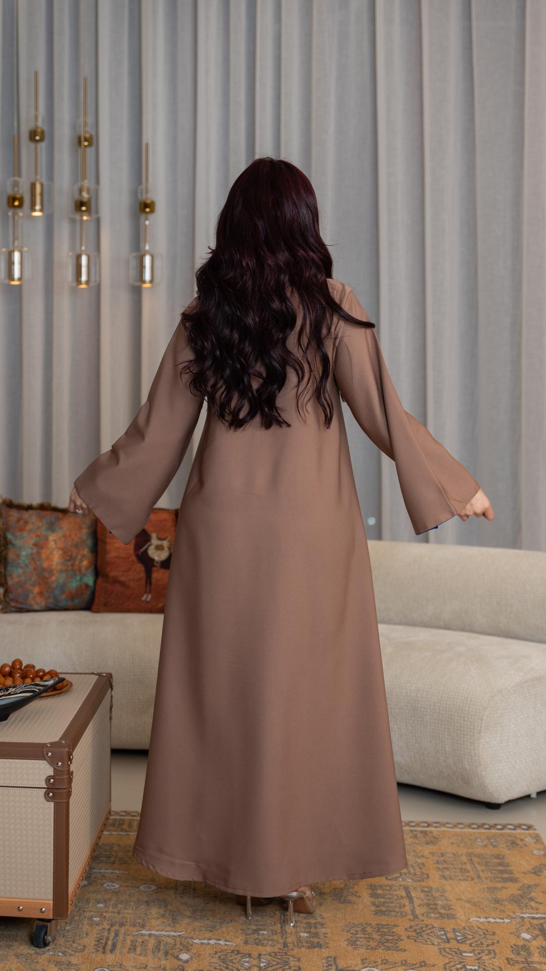 جلابية مطرزة مبطنة بأزرق