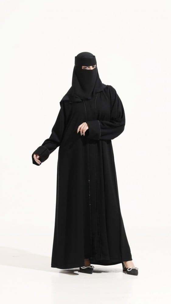 عباية بشريط أسود
