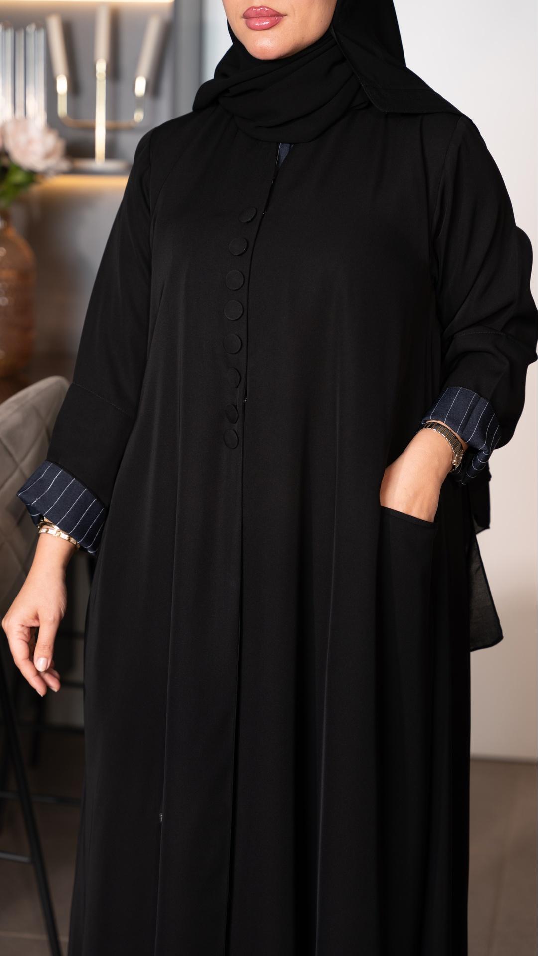 عباية بقميص مقلم واكمام مثنية