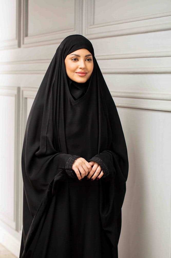 عباية راس مزينة بكرستال حول معصم اليد