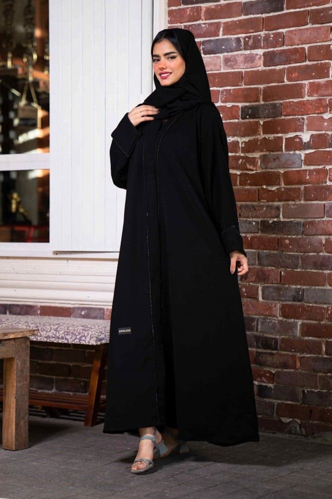 عباية بشريط أسود