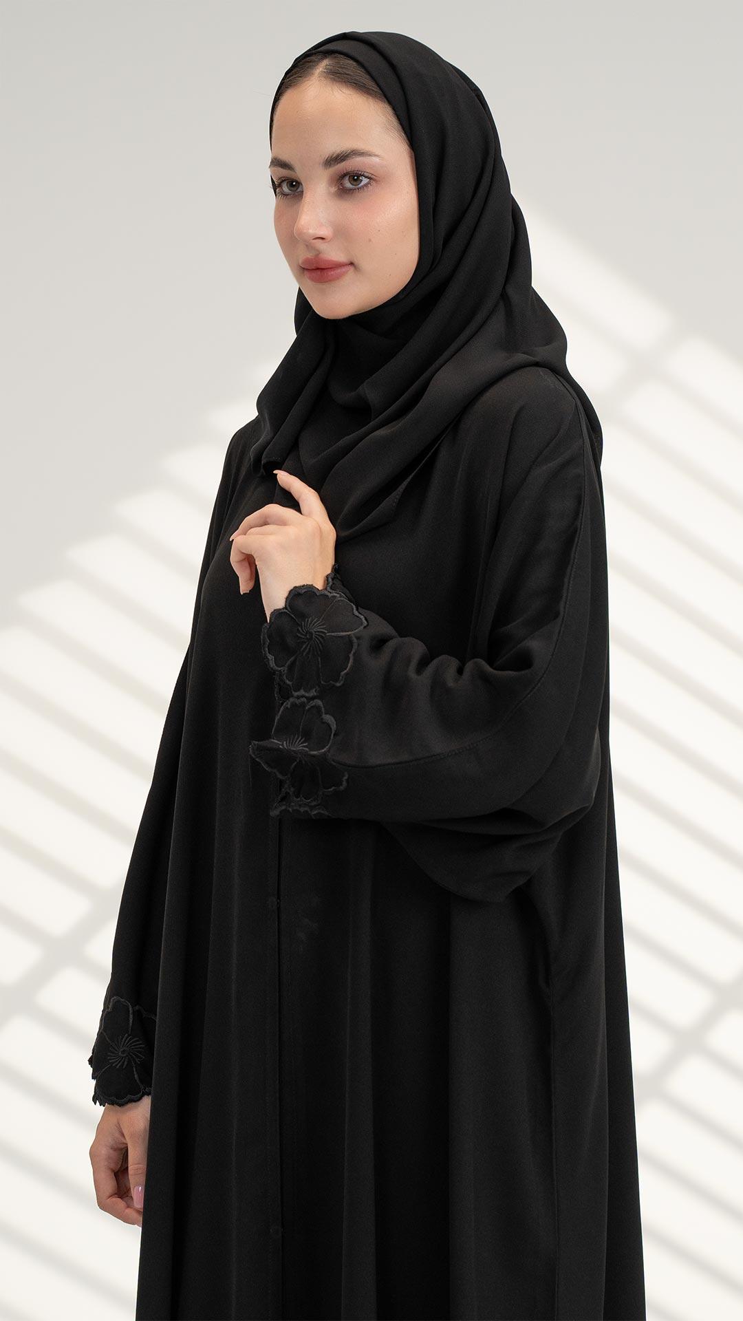 عباية باكمام مطرزة بورد