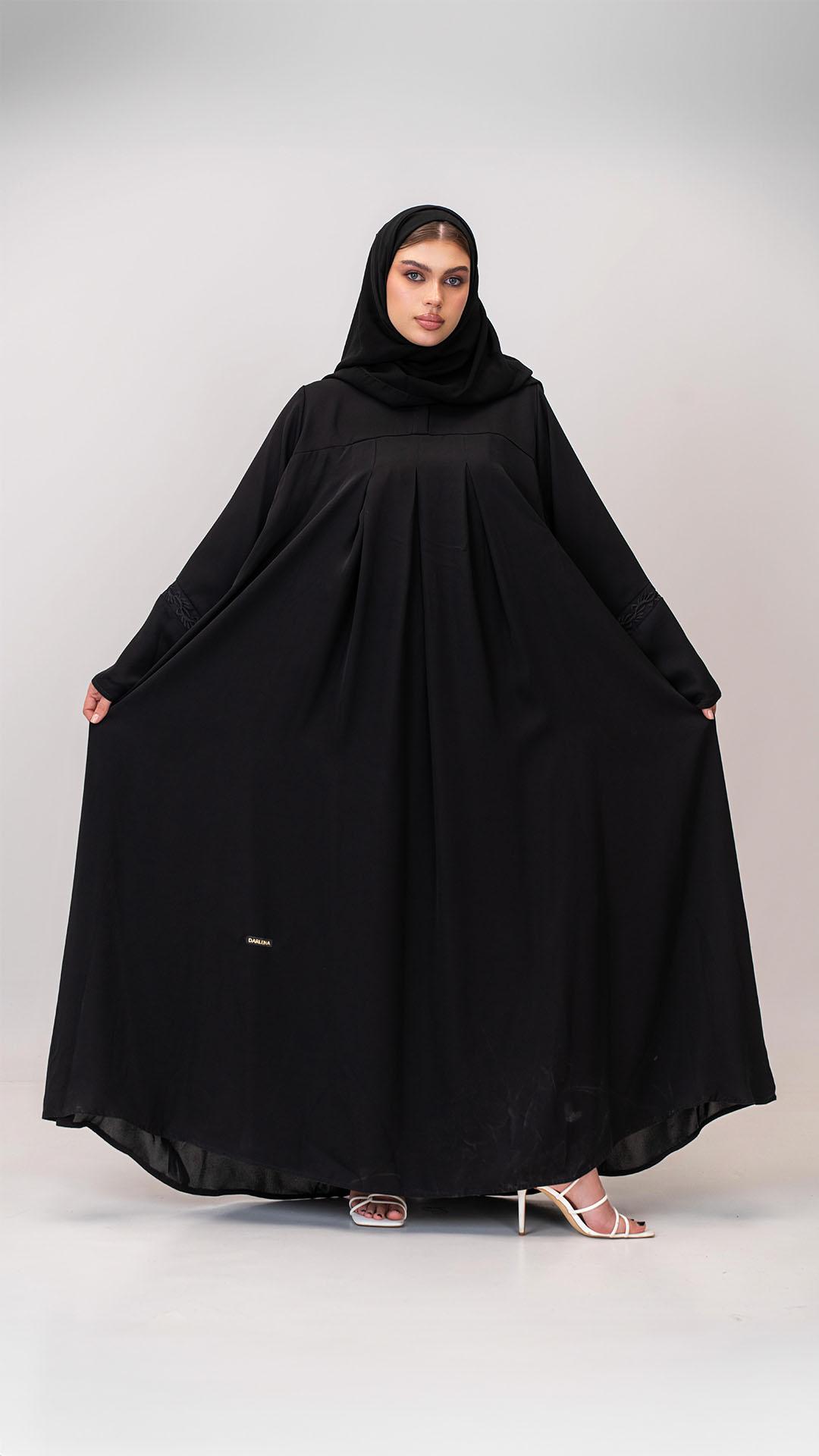 عباية بكسرات واكمام مطرزة باسود