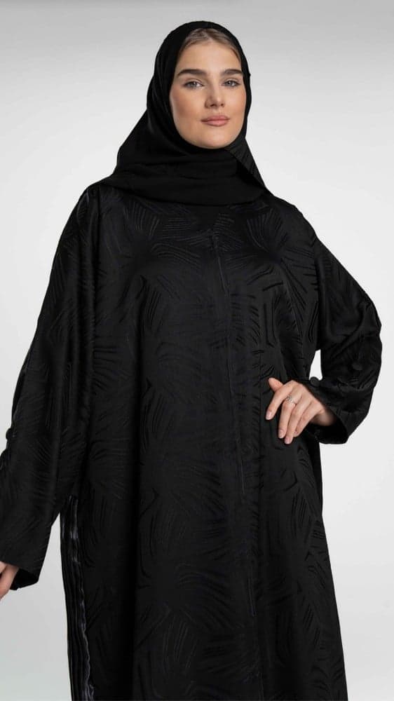 عباية بلمعة خفيفة وبكسرات من الخلف