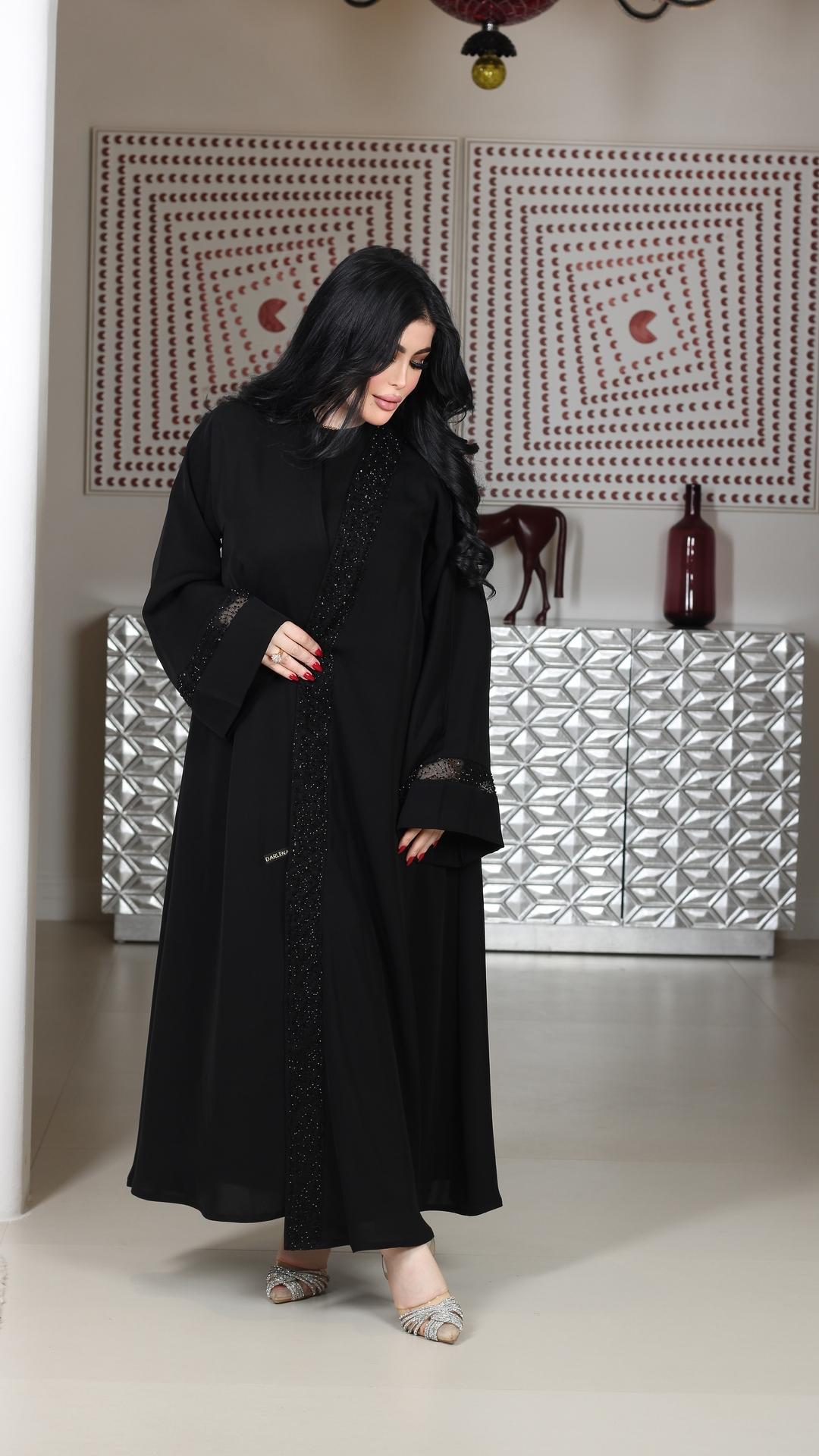 عباية سوداء مزينه بالخرز