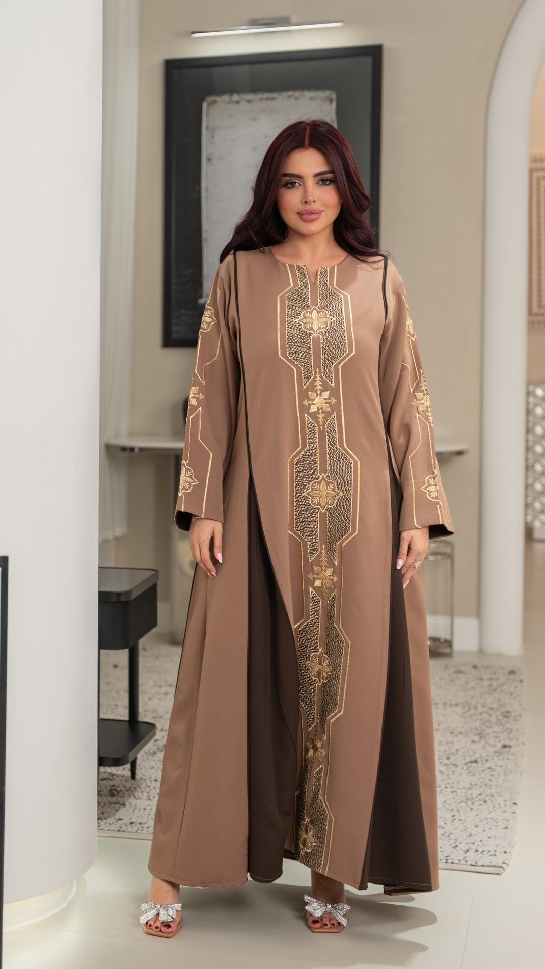 جلابية مطرزة بكسرات ناعمة