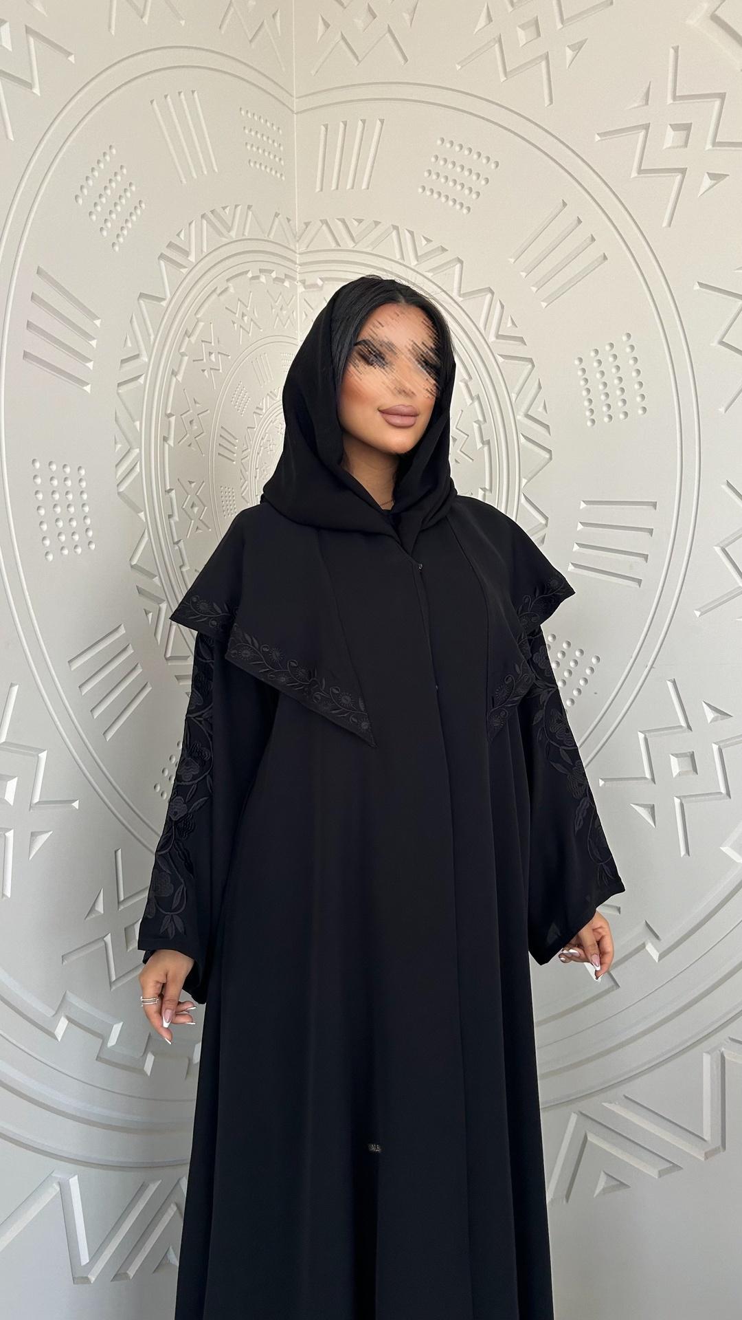 عباية كريب ملكي بقصة مثلث مطرزة
