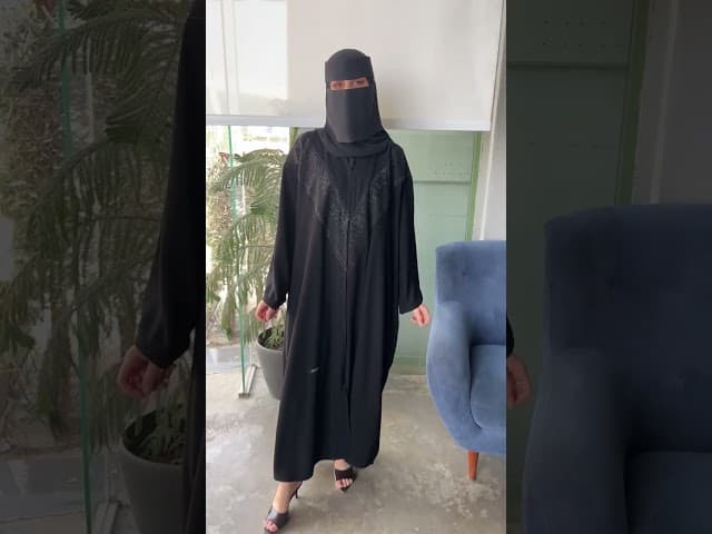 عباية سوداء بتطريز مثلث