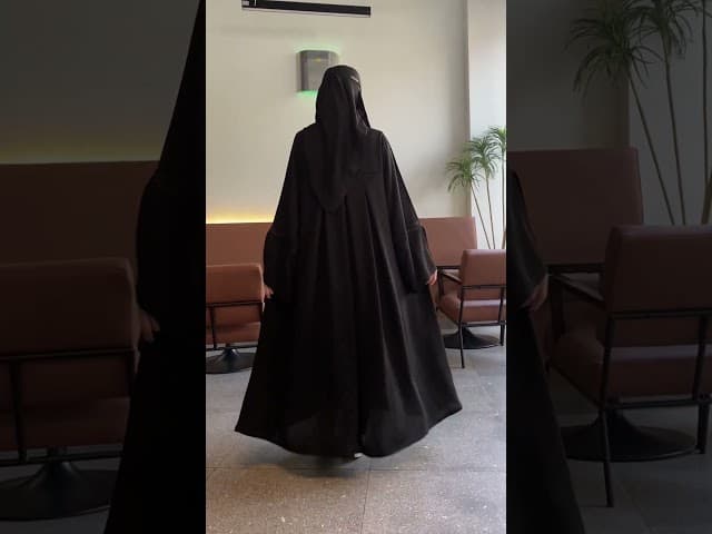 عباية بكسرات واكمام مطرزة باسود
