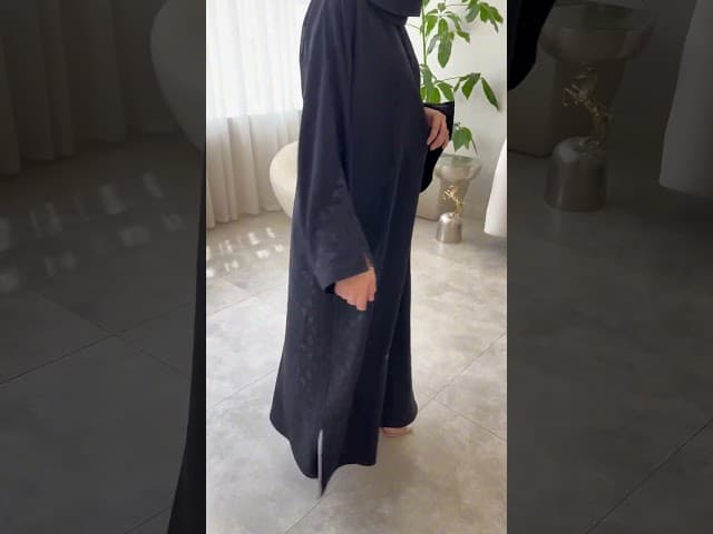 عباية بتطريز اسود على الاكمام والجوانب