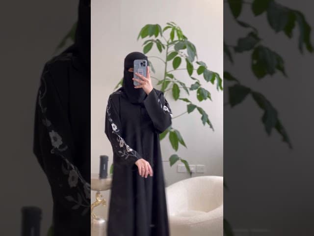 عباية بتطريز ورد ملون على الاكمام
