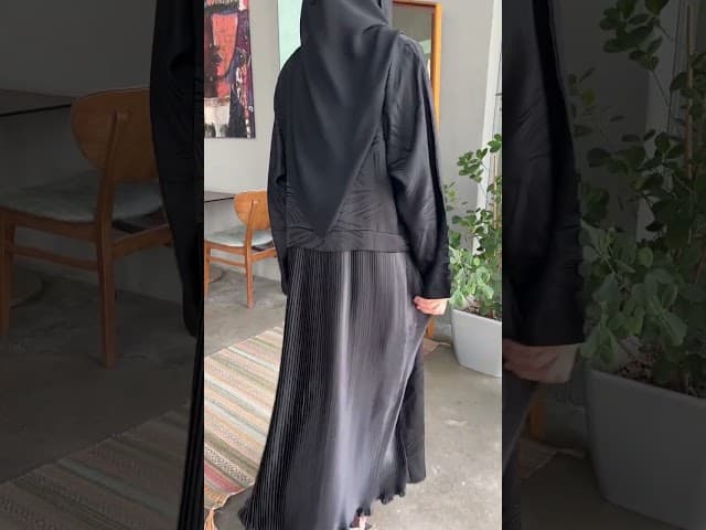 عباية بلمعة خفيفة وبكسرات من الخلف