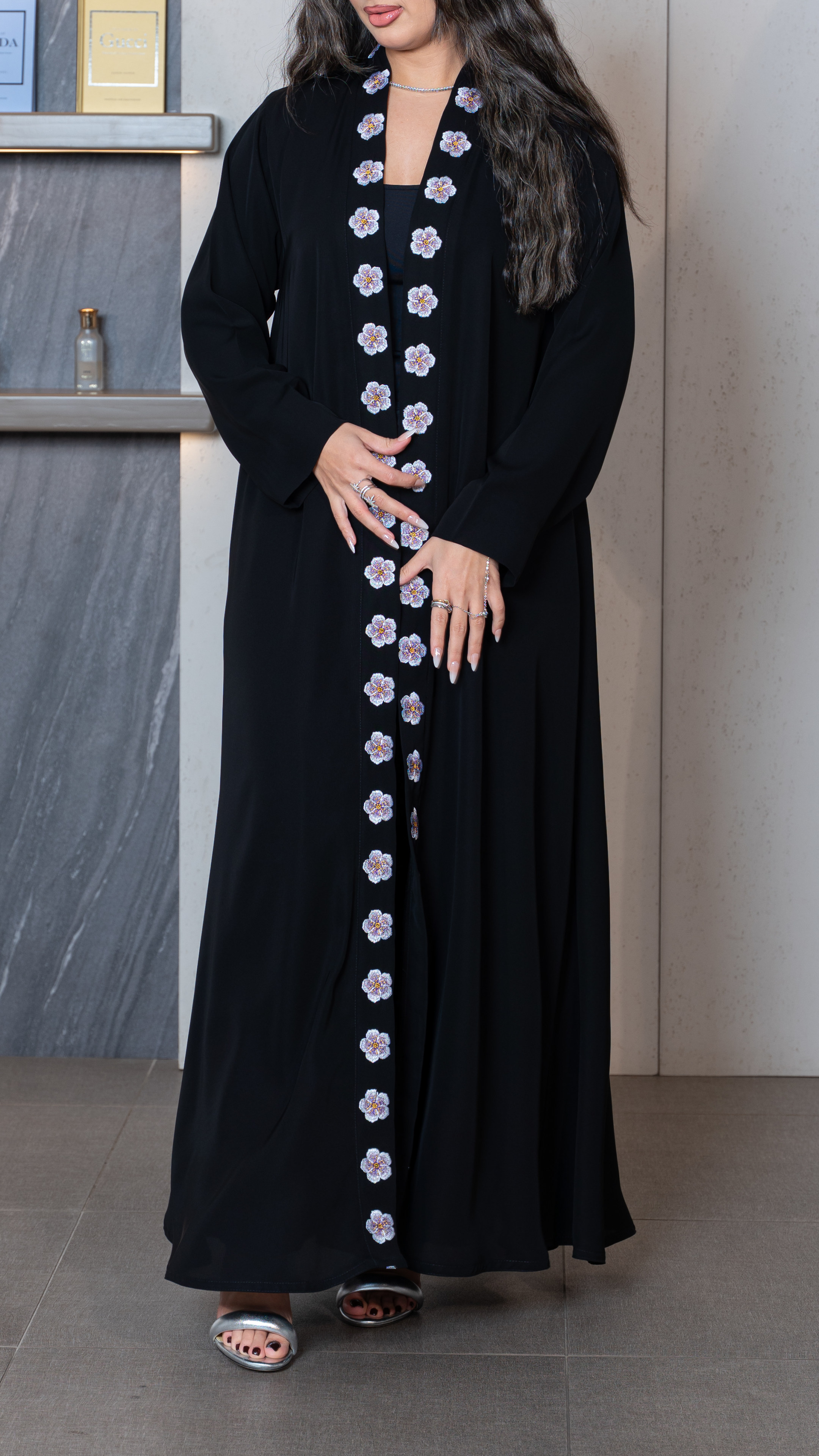 عباية مطرزة بورد من الامام